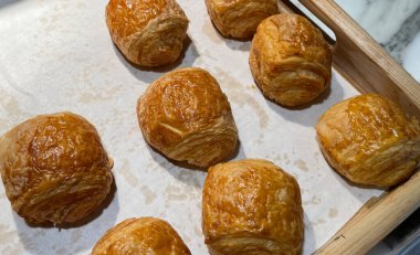 Taze fırınlanmış çikolatalı pasta, sıcak taze tereyağlı pasta, multimedya içeriği için mükemmel.