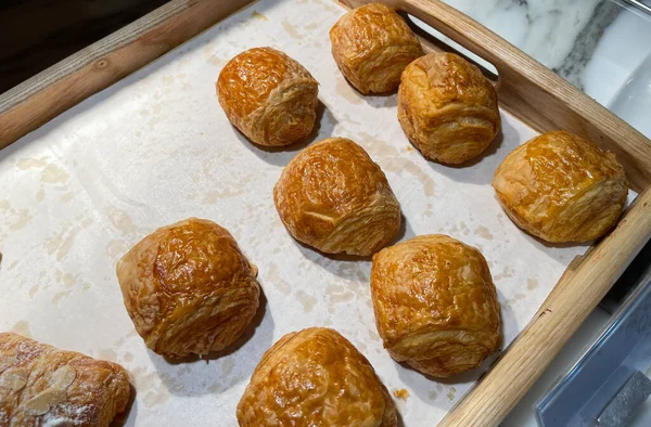 焼きたてのチョコレートデンマークのペストリーケーキ 暖かい新鮮なバターペストリー マルチメディアコンテンツの背景に最適です — ストック写真