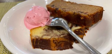 Multimedya geçmişiniz için taze meyveli kek ve çilekli dondurma.