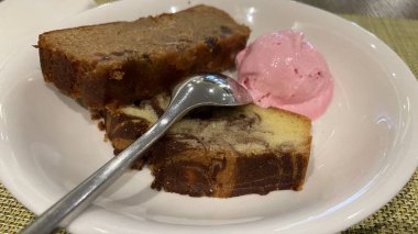 Multimedya geçmişiniz için taze meyveli kek ve çilekli dondurma.