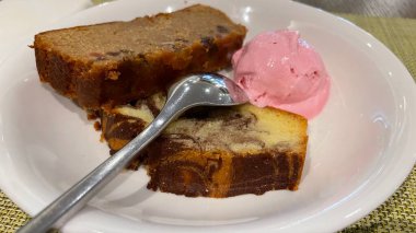 Multimedya geçmişiniz için taze meyveli kek ve çilekli dondurma.