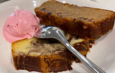 Multimedya geçmişiniz için taze meyveli kek ve çilekli dondurma.