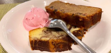 Multimedya geçmişiniz için taze meyveli kek ve çilekli dondurma.