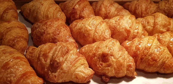 Verse Gebakken Croissants Warme Verse Botercroissants Broodjes Franse Amerikaanse Croissants — Stockfoto