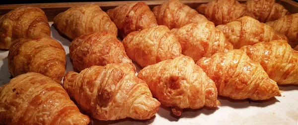 Frisch Gebackene Croissants Warme Frische Buttercroissants Und Semmeln Französische Und — Stockfoto