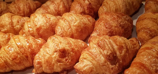 Frisch Gebackene Croissants Warme Frische Buttercroissants Und Semmeln Französische Und — Stockfoto