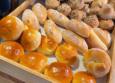 Taze pişmiş yumuşak ekmek ve sert ekmek ruloları. Sıcak taze tereyağlı rulo. fırın güzelliği multimedya içeriği arka planınız için iyidir