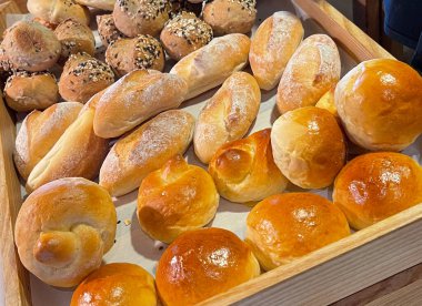 Taze pişmiş yumuşak ekmek ve sert ekmek ruloları. Sıcak taze tereyağlı rulo. fırın güzelliği multimedya içeriği arka planınız için iyidir