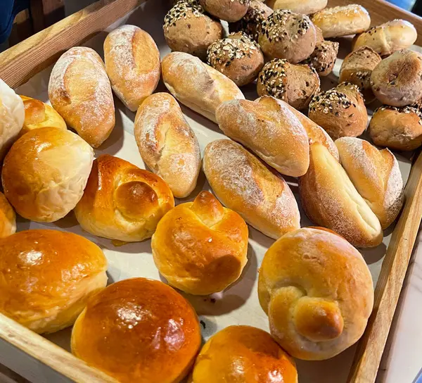新鲜的烤软面包卷和硬面包卷 保暖的新鲜黄油卷 为您的多媒体内容背景提供好的面包店服务 — 图库照片