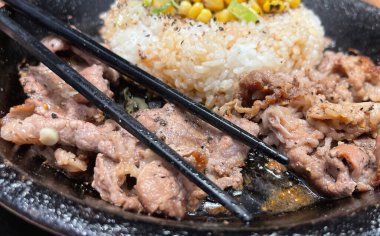 Kore soslu ızgara biftek ve yanında pirinç, biber ve mısır dilimleri. Kore usulü ve Japon usulü bir restoranda.