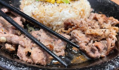 Kore soslu ızgara biftek ve yanında pirinç, biber ve mısır dilimleri. Kore usulü ve Japon usulü bir restoranda.