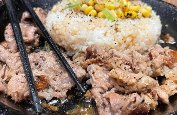 在餐馆里 有选择性地把重点烤牛肉配上韩式酱菜 配上胡椒片和甜玉米 韩式和日式食物 — 图库照片