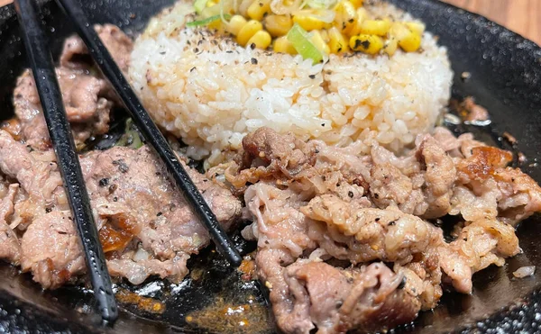 Foco Seletivo Bife Grelhado Com Molho Coreano Bulgogi Cima Arroz — Fotografia de Stock