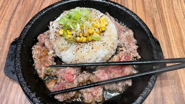 Selektivt Fokus Grillad Biff Med Koreansk Sås Bulgogi Ovanpå Ris — Stockfoto