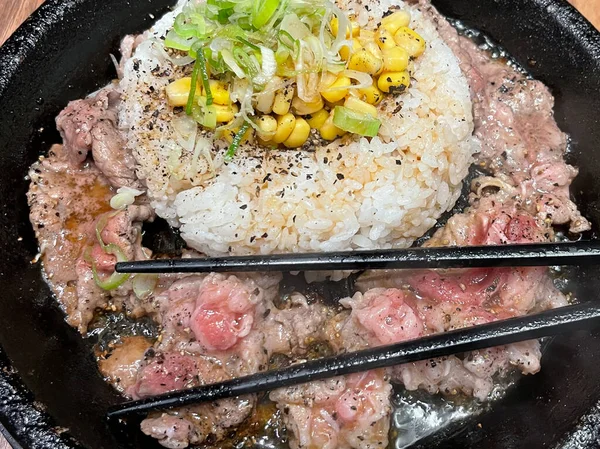 在餐馆里 有选择性地把重点烤牛肉配上韩式酱菜 配上胡椒片和甜玉米 韩式和日式食物 — 图库照片