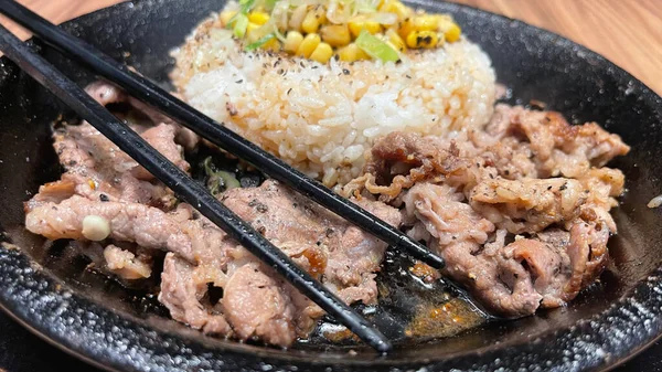 Kore Soslu Izgara Biftek Yanında Pirinç Biber Mısır Dilimleri Kore — Stok fotoğraf