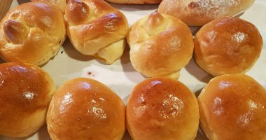 Taze pişmiş yumuşak ekmek ve sert ekmek ruloları. Sıcak taze tereyağlı rulo. multimedya içeriği arka planınız ve restoran menünüz için iyi