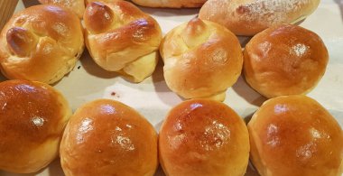 Taze pişmiş yumuşak ekmek ve sert ekmek ruloları. Sıcak taze tereyağlı rulo. multimedya içeriği arka planınız ve restoran menünüz için iyi