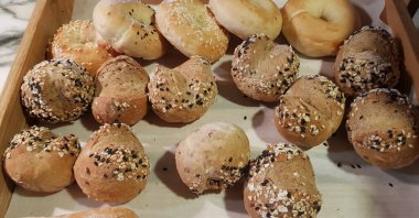 Taze pişmiş yumuşak ekmek ve sert ekmek ruloları. Sıcak taze tereyağlı rulo. multimedya içeriği arka planınız ve restoran menünüz için iyi