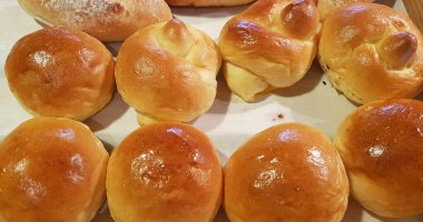 Taze pişmiş yumuşak ekmek ve sert ekmek ruloları. Sıcak taze tereyağlı rulo. multimedya içeriği arka planınız ve restoran menünüz için iyi