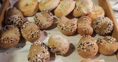 Taze pişmiş yumuşak ekmek ve sert ekmek ruloları. Sıcak taze tereyağlı rulo. multimedya içeriği arka planınız ve restoran menünüz için iyi