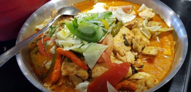 Tütsülenmiş balıktan yapılan Endonezya geleneksel mangut balığı seçici odak noktası, çeşitli baharatlar, domates, zerdeçal ve çeşitli baharatlarla karıştırılmış hindistan cevizi sütü sosu ile pişiriliyor.