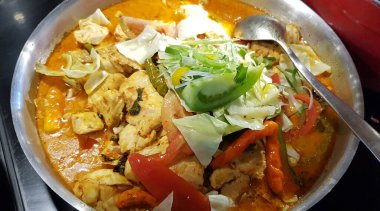 Tütsülenmiş balıktan yapılan Endonezya geleneksel mangut balığı seçici odak noktası, çeşitli baharatlar, domates, zerdeçal ve çeşitli baharatlarla karıştırılmış hindistan cevizi sütü sosu ile pişiriliyor.