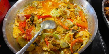 Tütsülenmiş balıktan yapılan Endonezya geleneksel mangut balığı seçici odak noktası, çeşitli baharatlar, domates, zerdeçal ve çeşitli baharatlarla karıştırılmış hindistan cevizi sütü sosu ile pişiriliyor.