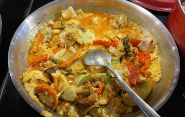 Tütsülenmiş balıktan yapılan Endonezya geleneksel mangut balığı seçici odak noktası, çeşitli baharatlar, domates, zerdeçal ve çeşitli baharatlarla karıştırılmış hindistan cevizi sütü sosu ile pişiriliyor.