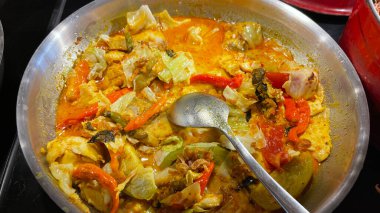 Tütsülenmiş balıktan yapılan Endonezya geleneksel mangut balığı seçici odak noktası, çeşitli baharatlar, domates, zerdeçal ve çeşitli baharatlarla karıştırılmış hindistan cevizi sütü sosu ile pişiriliyor.