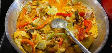 Tütsülenmiş balıktan yapılan Endonezya geleneksel mangut balığı seçici odak noktası, çeşitli baharatlar, domates, zerdeçal ve çeşitli baharatlarla karıştırılmış hindistan cevizi sütü sosu ile pişiriliyor.