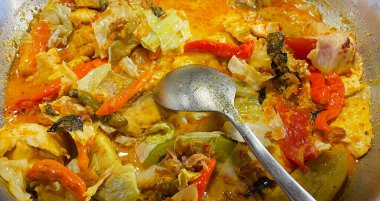 Tütsülenmiş balıktan yapılan Endonezya geleneksel mangut balığı seçici odak noktası, çeşitli baharatlar, domates, zerdeçal ve çeşitli baharatlarla karıştırılmış hindistan cevizi sütü sosu ile pişiriliyor.