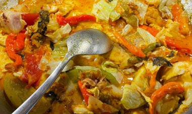 Tütsülenmiş balıktan yapılan Endonezya geleneksel mangut balığı seçici odak noktası, çeşitli baharatlar, domates, zerdeçal ve çeşitli baharatlarla karıştırılmış hindistan cevizi sütü sosu ile pişiriliyor.