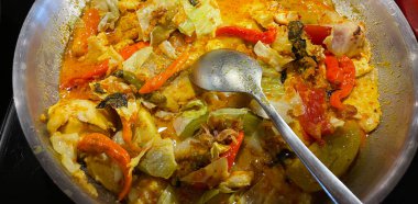 Tütsülenmiş balıktan yapılan Endonezya geleneksel mangut balığı seçici odak noktası, çeşitli baharatlar, domates, zerdeçal ve çeşitli baharatlarla karıştırılmış hindistan cevizi sütü sosu ile pişiriliyor.