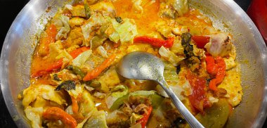 Tütsülenmiş balıktan yapılan Endonezya geleneksel mangut balığı seçici odak noktası, çeşitli baharatlar, domates, zerdeçal ve çeşitli baharatlarla karıştırılmış hindistan cevizi sütü sosu ile pişiriliyor.