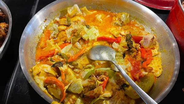 用熏鱼 椰子酱和香料 西红柿 辣椒和各种调味品烹调而成的有选择性的聚焦印度尼西亚传统菜式面食鱼 — 图库照片