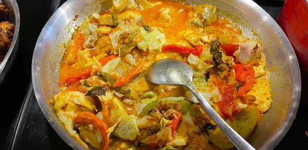 用熏鱼 椰子酱和香料 西红柿 辣椒和各种调味品烹调而成的有选择性的聚焦印度尼西亚传统菜式面食鱼 — 图库照片