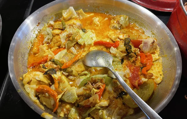 Tütsülenmiş balıktan yapılan Endonezya geleneksel mangut balığı seçici odak noktası, çeşitli baharatlar, domates, zerdeçal ve çeşitli baharatlarla karıştırılmış hindistan cevizi sütü sosu ile pişiriliyor.