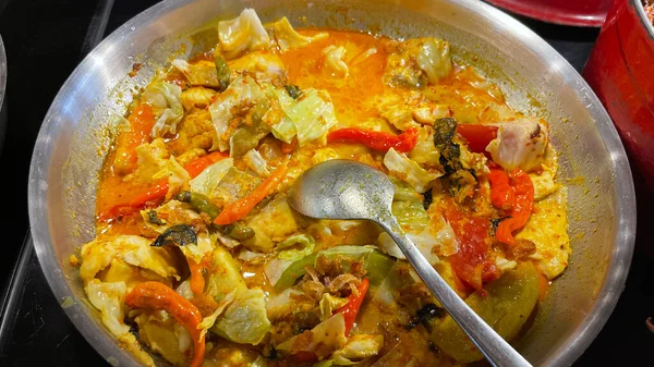 Tütsülenmiş balıktan yapılan Endonezya geleneksel mangut balığı seçici odak noktası, çeşitli baharatlar, domates, zerdeçal ve çeşitli baharatlarla karıştırılmış hindistan cevizi sütü sosu ile pişiriliyor.