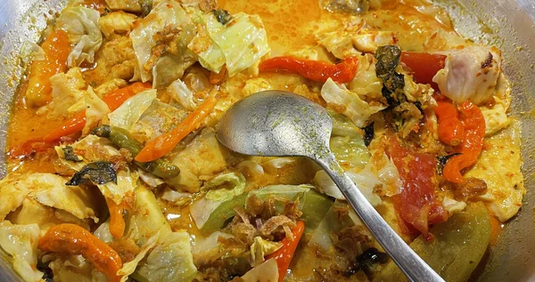 Tütsülenmiş balıktan yapılan Endonezya geleneksel mangut balığı seçici odak noktası, çeşitli baharatlar, domates, zerdeçal ve çeşitli baharatlarla karıştırılmış hindistan cevizi sütü sosu ile pişiriliyor.