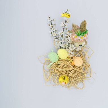Paskalya yumurtalı Paskalya tavşanı, saman, çiçekler, tavuklar. Yaratıcı tasarımın minimalist konsepti.