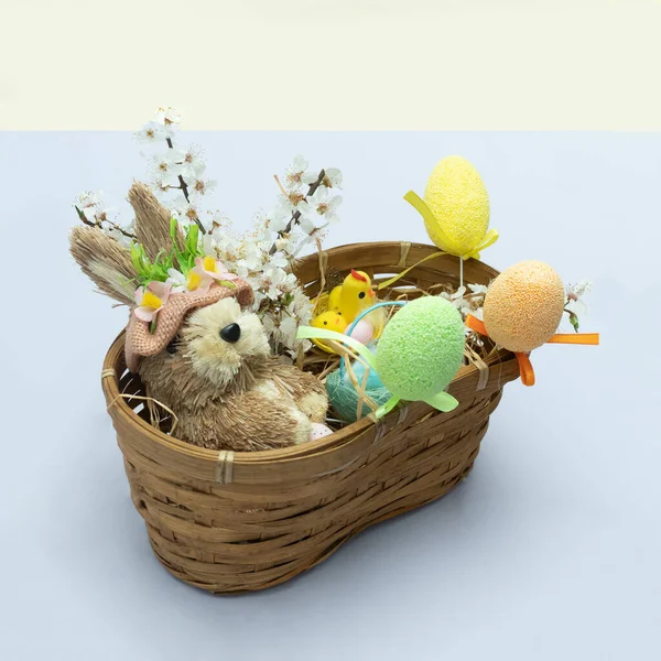 Osterhase Mit Ostereiern Stroh Blumen Hühnern Weidenkorb Minimalistisches Konzept Der — Stockfoto