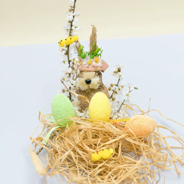 Osterhase Mit Ostereiern Stroh Blumen Hühnern Bunter Hintergrund Minimalistisches Konzept — Stockfoto