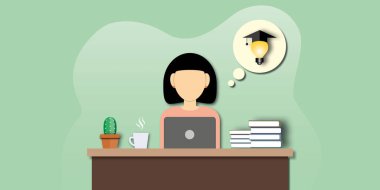 Yeşil arka planda mezuniyet şapkası takan bir dizüstü bilgisayarın önünde oturan genç kadın, online eğitim, uzaktan eğitim, ev eğitimi ve çevrimiçi kurslar kavramı. Tasarım biçimi. 