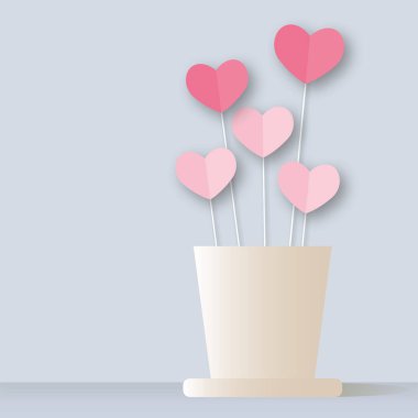 Pembe kalp ve pastel arka planda beyaz vazo. Düğün, Sevgililer Günü, Anneler, Babalar Günü, doğum günü, poster ve afiş için tebrik kartı, aşk konsepti. kopyalama alanı. kağıt sanat tasarımı biçimi.