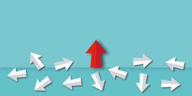 Kırmızı ok, iş yaratıcılığının metaforu olarak mavi arka plandaki gruptan yeni iş seçeneklerinin keşfine, bireysel ve benzersiz lidere yönünü değiştirir. kopyalama alanı. kağıt sanat tasarımı.