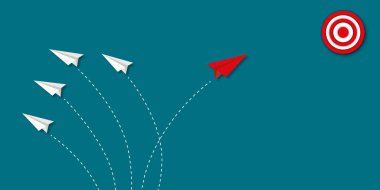 Kırmızı kağıt uçak, grup vuruşundan mavi arka plandaki hedefe yöneliyor. İş yaratıcılığı için tasarlanmış yeni bir fikir, yeni iş seçeneklerini keşfetmek, bireysel ve eşsiz bir lider. kağıt sanatı.