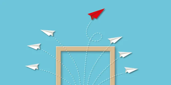Rotes Papierflugzeug Ändert Die Richtung Von Gruppe Auf Blauem Hintergrund — Stockfoto