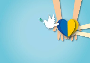 Mavi arka planda Ukrayna bayrağı şeklinde uçan zeytin dalı taşıyan beyaz güvercin veya güvercin, Barış için Kavram ve metin için alan, kağıt kesiği tasarımı.