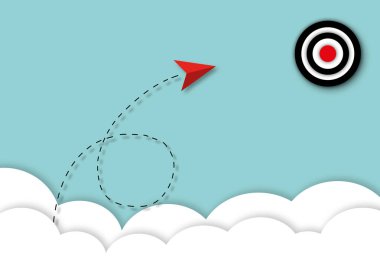 Hedef merkezde kırmızı kağıt uçak, iş hedefi veya hedef başarısı, fikirler, ilham ve kazananlar, başarı kavramları için metafor olarak gökyüzü arka planında bulut ile vuruyor. kopyalama alanı. kağıt kesim biçimi.